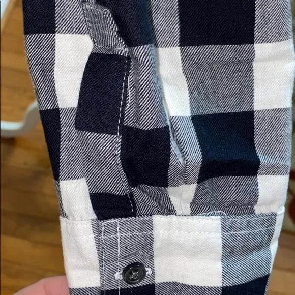 Old Navy Button down blouse -plaid- - Picture 3 of 7